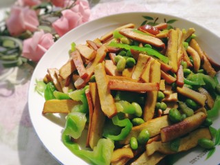 18、毛豆炒香干,盛盘。微辣鲜香,下酒又下饭。