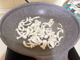 2、白玉菇炒鸡蛋,水开后加入白玉菇，焯水1分钟