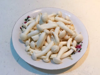 3、白玉菇炒鸡蛋,把焯好的白玉菇捞出来，沥干水分