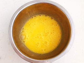 4、白玉菇炒鸡蛋,鸡蛋液打入碗里，调匀
