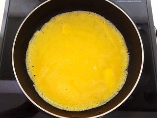 5、白玉菇炒鸡蛋,炒锅烧热后加入鸡蛋液，煎成鸡蛋饼