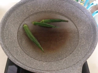 7、白玉菇炒鸡蛋,水开后加入秋葵，焯水1分钟