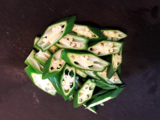 8、白玉菇炒鸡蛋,把焯好的秋葵切成小片