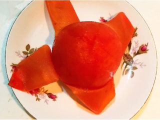 9、白玉菇炒鸡蛋,番茄顶部切十字，用开水烫一下，剥皮