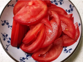 10、白玉菇炒鸡蛋,把番茄切成薄片