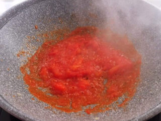 11、白玉菇炒鸡蛋,炒锅烧热后加入番茄，翻炒至细腻的番茄酱