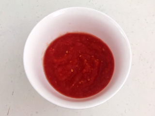 12、白玉菇炒鸡蛋,把炒好的番茄酱盛出来备用