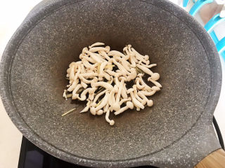 14、白玉菇炒鸡蛋,加入白玉菇，翻炒均匀