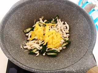 15、白玉菇炒鸡蛋,加入秋葵和蛋皮