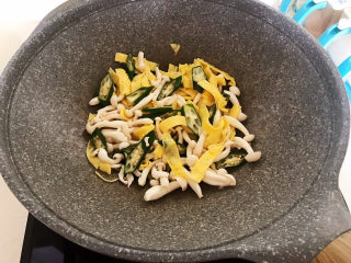 16、白玉菇炒鸡蛋,翻炒均匀