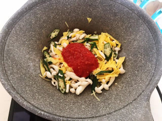 17、白玉菇炒鸡蛋,加入番茄酱翻炒均匀
