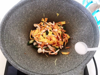 18、白玉菇炒鸡蛋,加入精盐