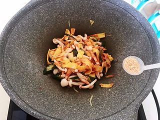 19、白玉菇炒鸡蛋,加入鸡精