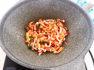 20、白玉菇炒鸡蛋,翻炒均匀即可，白玉菇炒鸡蛋做好了~