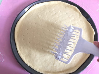 9、大虾披萨,用披萨滚针或叉子将饼皮叉些小洞，防止烘烤时饼皮鼓起。