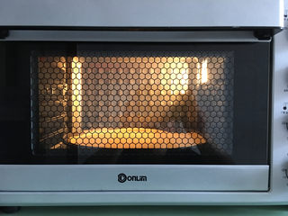 11、大虾披萨,将做好的饼皮放入预热好的烤箱中烘烤5分钟。温度为170度。