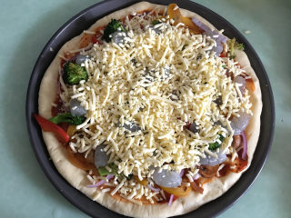 15、大虾披萨,最后撒上一层厚厚的芝士碎。