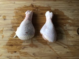 1、照烧鸡腿饭,准备琵琶腿