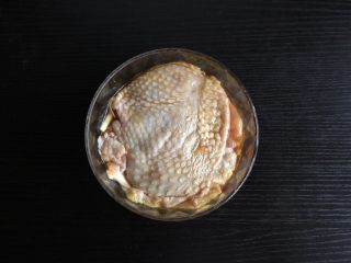 2、照烧鸡腿饭,去骨后加入料酒，味极鲜，盐，蚝油，抓匀腌制半小时