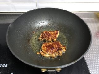 6、照烧鸡腿饭,两面煎熟后放入照烧汁，两面再煎1分钟