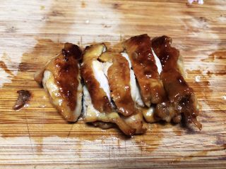 7、照烧鸡腿饭,取出切开