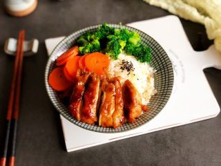 8、照烧鸡腿饭,米饭上摆入照烧鸡腿和配菜