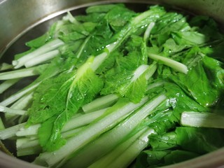 2、肉炖榛蘑小白菜,一把小白菜放入开水中，微烫一下去除白菜味