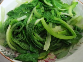 3、肉炖榛蘑小白菜,烫好后捞出放入冷水中浸泡