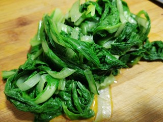 4、肉炖榛蘑小白菜,然后切成小段