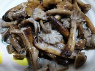 5、肉炖榛蘑小白菜,新鲜的榛蘑，用开水焯好