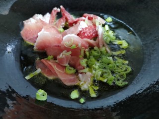 9、肉炖榛蘑小白菜,放入肉片，葱末爆香，先大火，然后改中火炒