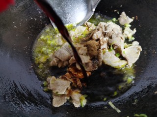 11、肉炖榛蘑小白菜,少许的酱油