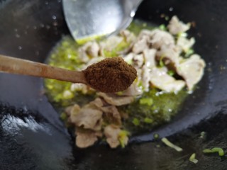 10、肉炖榛蘑小白菜,放入一小勺13香