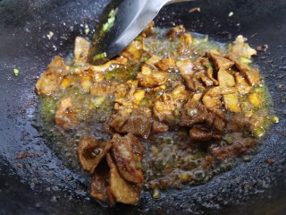 12、肉炖榛蘑小白菜,稍微偏炒一会儿