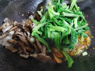 13、肉炖榛蘑小白菜,放入榛蘑，小白菜