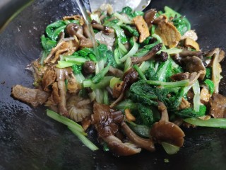 14、肉炖榛蘑小白菜,翻炒均匀