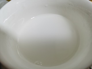 16、肉炖榛蘑小白菜,备少许的淀粉水