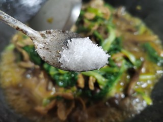 17、肉炖榛蘑小白菜,收汤后放入淀粉水勾芡，然后放入少许的味精