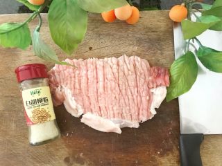 11、上海炸猪排,再撒上少许白胡椒粉,