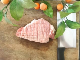 9、上海炸猪排,再用刀背把肉“拍松”,