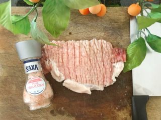 10、上海炸猪排,然后两面撒上少许盐,