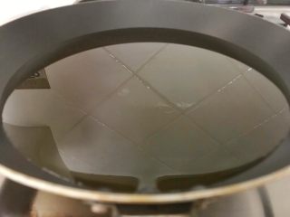 12、上海炸猪排,开大火,把油锅烧至七-八成热,