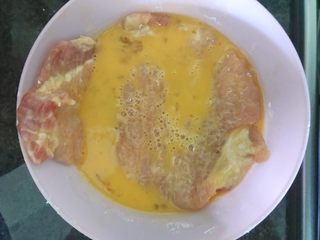 14、上海炸猪排,然后是裹上鸡蛋液,