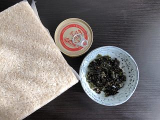 1、日式海苔饭团,准备食材，米饭蒸熟备用