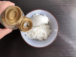 2、日式海苔饭团,米饭中加入寿司醋