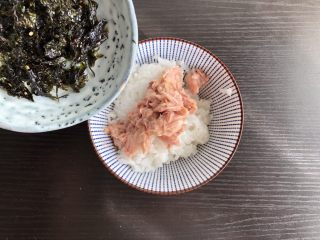 4、日式海苔饭团,倒入海苔碎（我用的成品海苔碎，也可以海苔片剪碎）