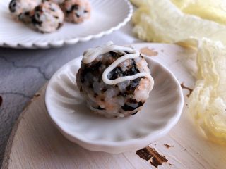 7、日式海苔饭团,表面挤沙拉酱，或蘸寿司酱油吃都好吃