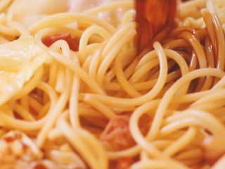 11、酱油炒面,加面条，加盐、糖调味，再加生抽。