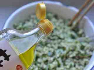 1、香菇、莲藕素馅饼,给馅料里加入花椒油、香油。