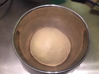 4、黄金吐司（老面法）,将面团取出，搓圆放入盆内，盖上保鲜膜进行一发（25度－28度）